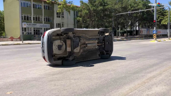 Zübeyde Hanım Caddesi'nde iki otomobil çarpıştı, biri yan yattı