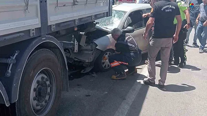 Kovancılar'da Trafik Kazası: İtfaiye Yaralıyı Araçtan Güçlükle Çıkardı!