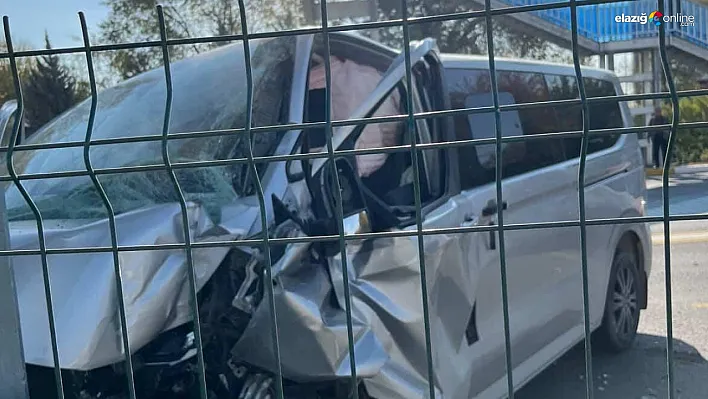 Elazığ'da Transit Minibüs Üst Geçit Direğine Çarptı! 1 Yaralı!