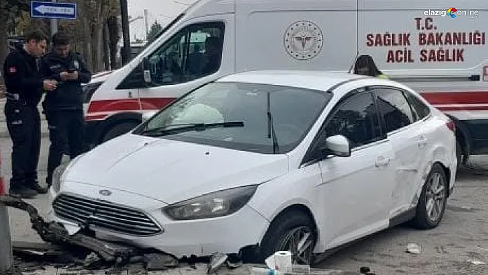 Elazığ Kovancılar'da Feci Kaza: Otomobil Kaldırıma Çarptı, 2 Yaralı