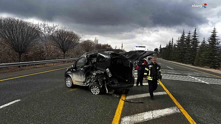 Elazığ'da Otomobil ile Hafif Ticari Araç Çarpıştı: 2 Yaralı