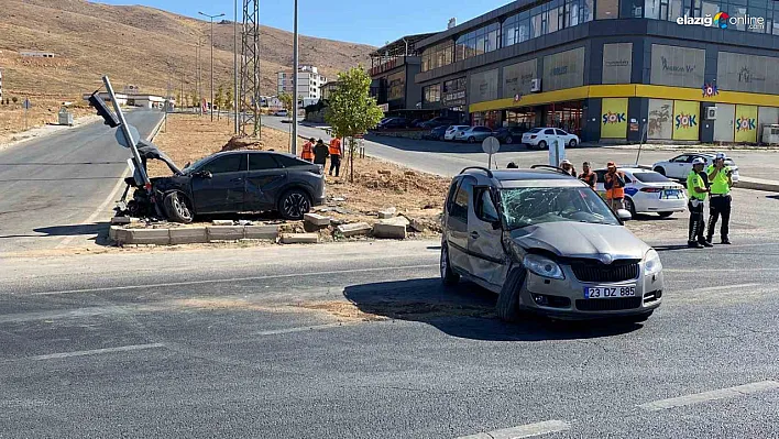Elazığ Hafif Ticari Araç ile Otomobil Çarpıştı: Elazığ'da 5 Yaralı!