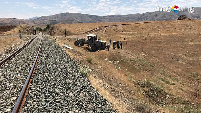 Elazığ'da tren, iş makinesine çarptı: 1 yaralı