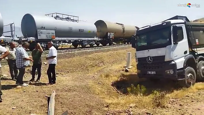 Elazığ'da Hemzemin Geçitte Facia Kıl Payı Atlatıldı!