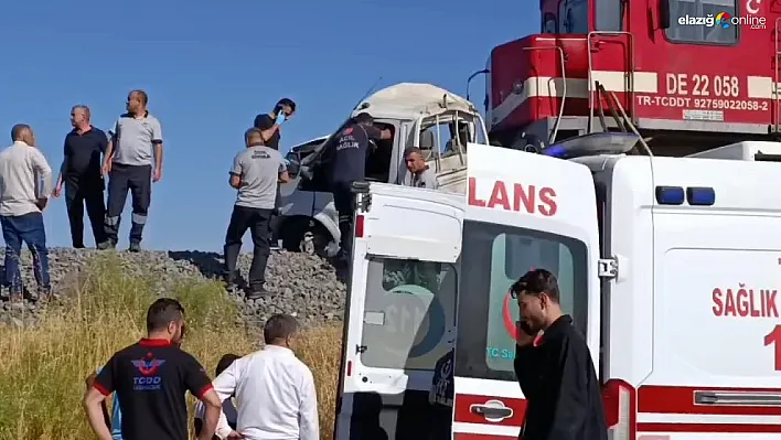 Elazığ'da Hemzemin Geçitte Feci Kaza: Kamyonete Tren Çarptı, 1 Yaralı!