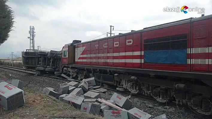 Tren tıra çarptı, sürücü araçtan atlayarak canını kurtardı