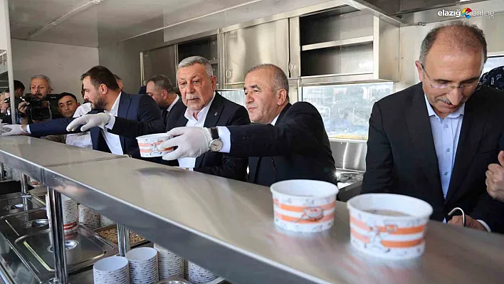 Elazığ Valiliği'nden Vatandaşa Aşure İkramı: Binlerce Kişiye Aşure Dağıtıldı!