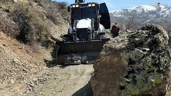 Baskil'de Kaya Parçaları Yolu Tıkadı! Elazığ İl Özel İdaresi'nden Anında Müdahale!