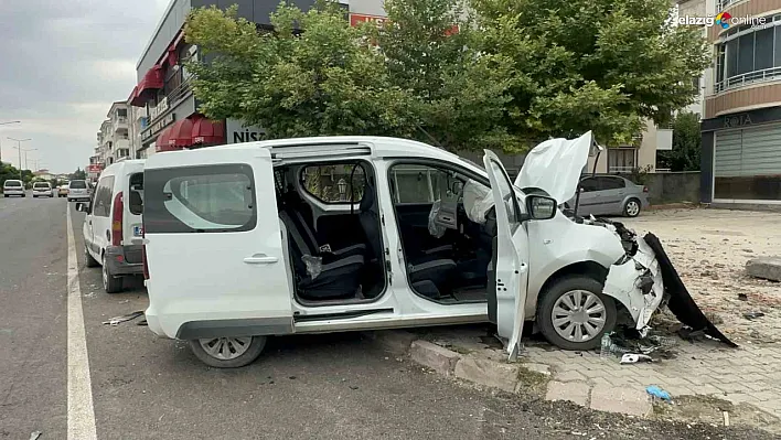 Elazığ'da Zincirleme Kaza! 4 Araç Birbirine Girdi, 3 Yaralı!