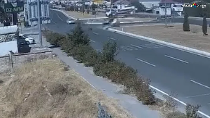 Elazığ'da Motosiklet ve Otomobilin Çarpıştığı Kaza Anı Güvenlik Kamerasında!
