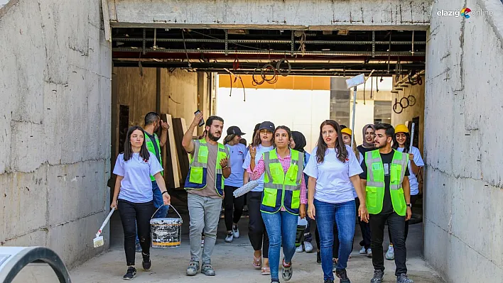 Elazığ Stadı'na boya badana eğitimi alan Diyarbakırlı kadınların eli değdi