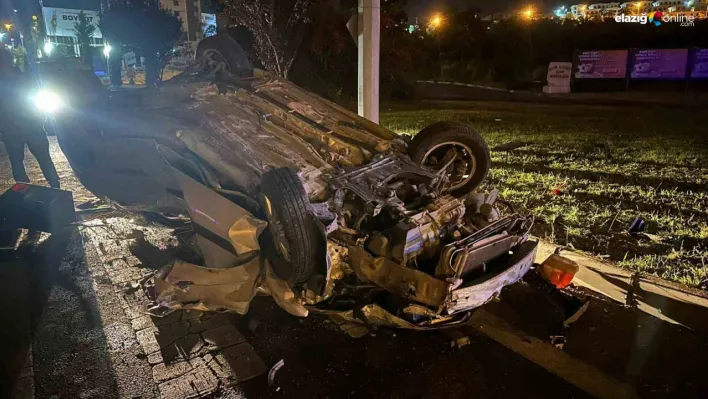 Malatya Caddesi'nde feci kaza! Aydınlatma direğine çarpan araç devrildi