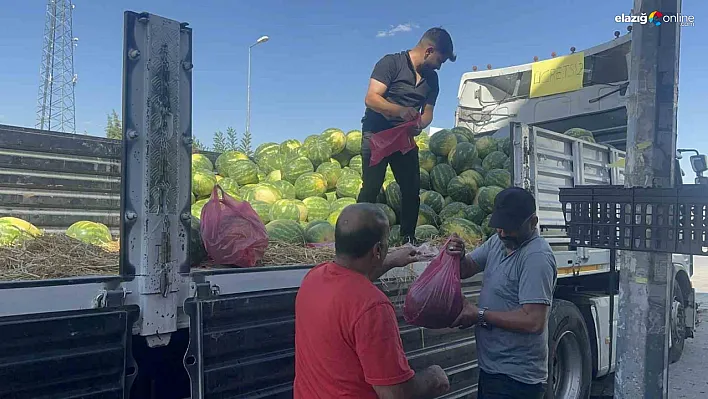 Elazığ'da Esnaftan Anlamlı Destek! Halk Gününde 30 Ton Ücretsiz Karpuz İkramı!