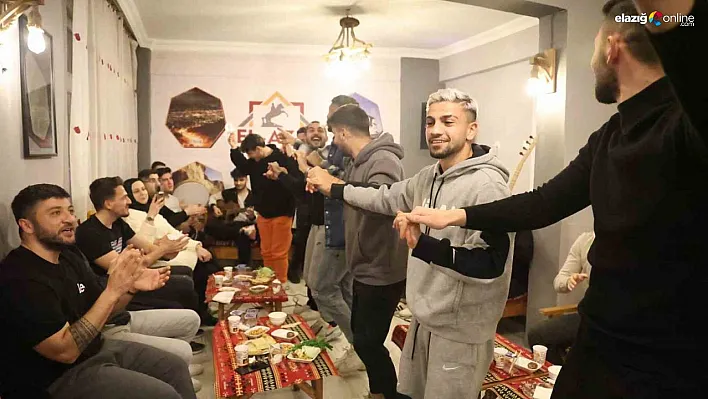 Elazığsporlu futbolcular kürsübaşıyla moral buldu
