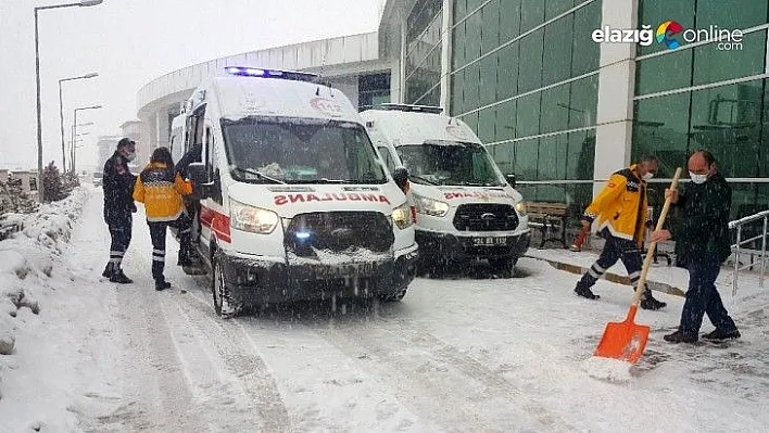 Erzincan'da karda kayan yolcu otobüsü devrildi: 4 yaralı