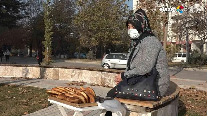 Simit satarak hasta kocası ve çocuklarına bakıyor