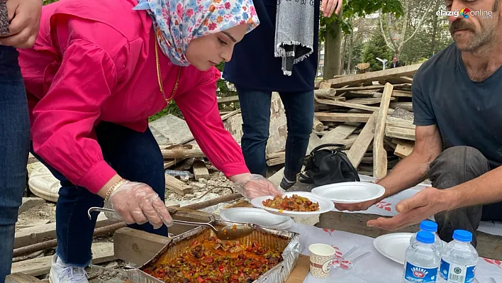 Fırat Üniversitesi'nden İşçiye Anlamlı 1 Mayıs Kutlaması: Öğrenciler Sofra Kurdu, Sohbet Etti!