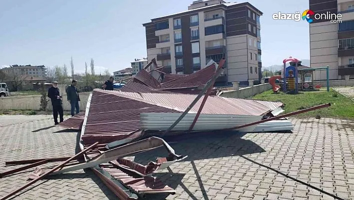 Fırtınadan uçan çatı, 3 araçta hasar oluşturdu