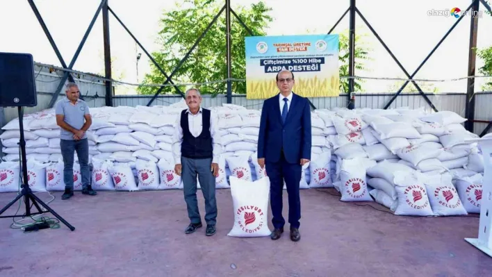 Başkan Geçit: Depremzede çiftçilerimize 35 ton arpa dağıttık