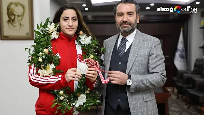 Gizem Özer'e Elazığ'da coşkulu karşılama