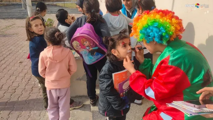 Gönüllü gençler, köy okullarına kitap desteği sağlıyor