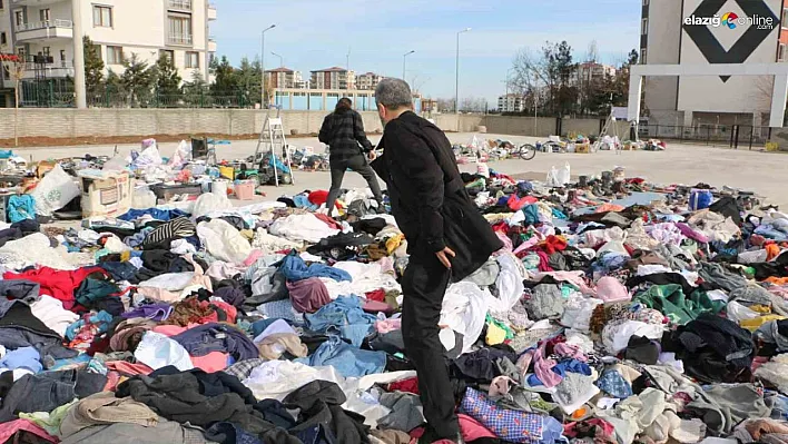 Gözü yaşlı baba 2 çocuğunu kaybetti, geriye enkazdan çıkarılan eşyalardaki kokusu kaldı