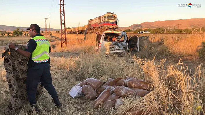 Kaçak tütün taşıdığı araca tren çarptı!