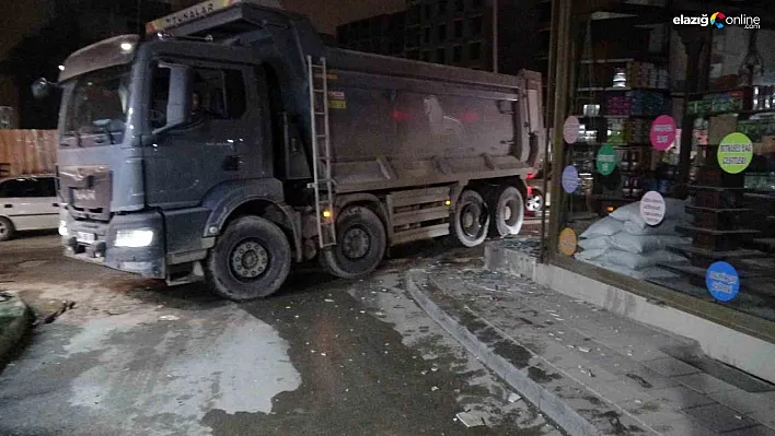 Hafriyat kamyonunun patlayan lastiği iş yerinin camlarını kırdı