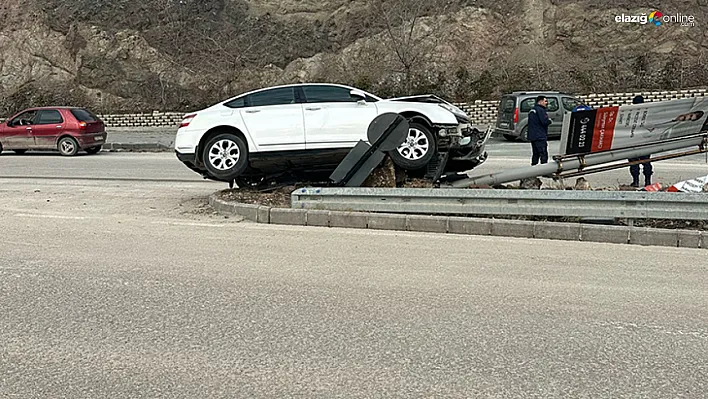 Harput Yolu'nda Feci Kaza: Otomobil Aydınlatma Direğine Çarptı, 1 Yaralı