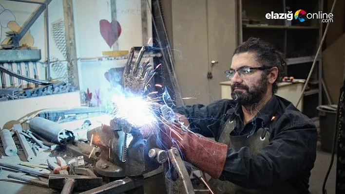 Her atık çöp değil, metali sanata çeviren 'Demir Adam'