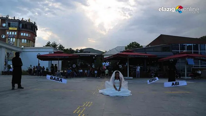 Kadına yönelik şiddeti sokak performansı ile protesto ettiler