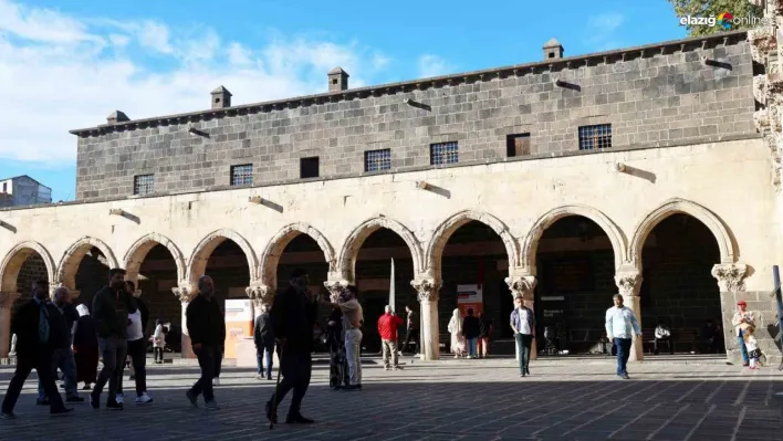 Kaliforniya'dan gelen 81 yaşındaki kadın Diyarbakır Ulu Cami'ye hayran kaldı