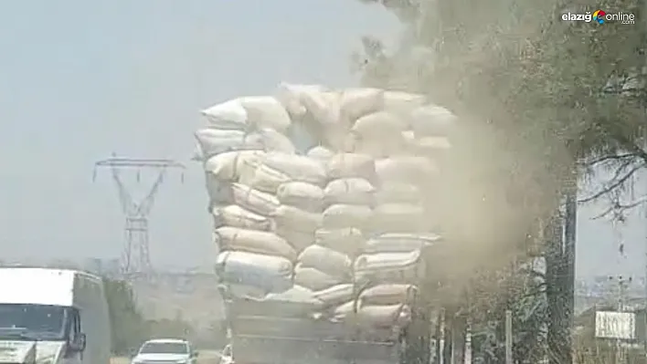 Kamyondan yola dökülen saman trafiği tehlikeye soktu