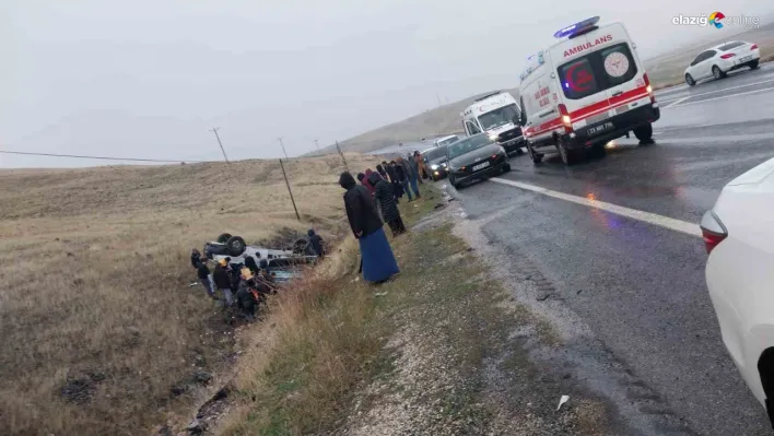 Elazığ'da kaygan zemin kazaya davetiye çıkardı!