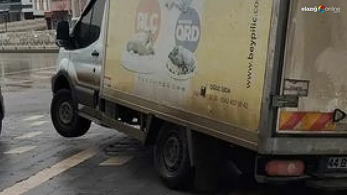 Aracı düştüğü çukurdan vatandaşlar çıkardı!