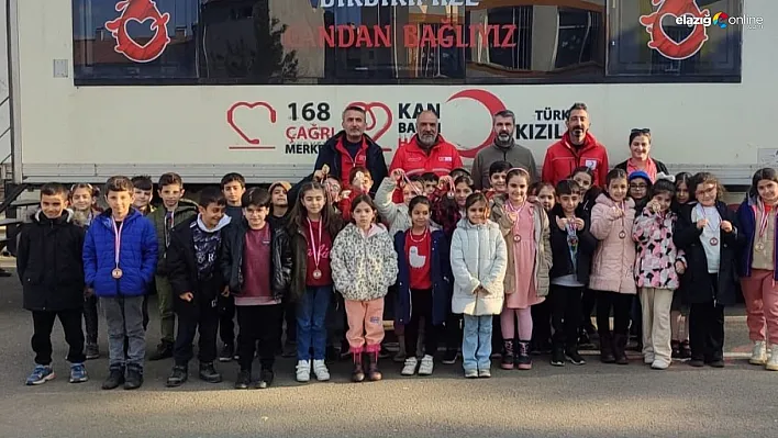 Kan bağışına velisini getiren öğrenciler 'Kahramanlık Madalyası' ile ödüllendirildi