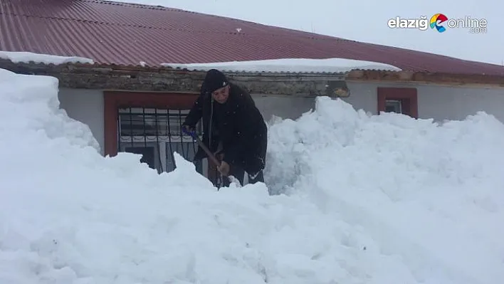 Kar yağışı nedeniyle evler resmen kar altında kayboldu