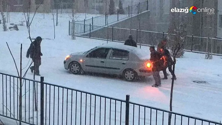 Kar yağışının etkili olduğu Elazığ'da sürücülerin zor anları