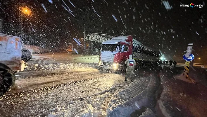 Kardan dolayı yolda kalan öğrencileri jandarma misafir etti