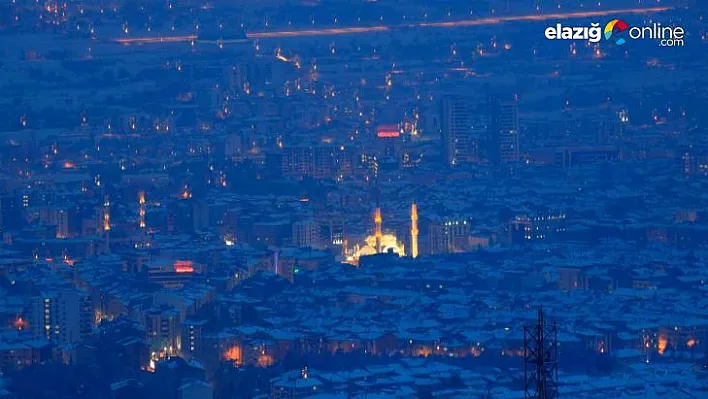 Yağan kar şehir ışıklarıyla görsel şölen oluşturdu