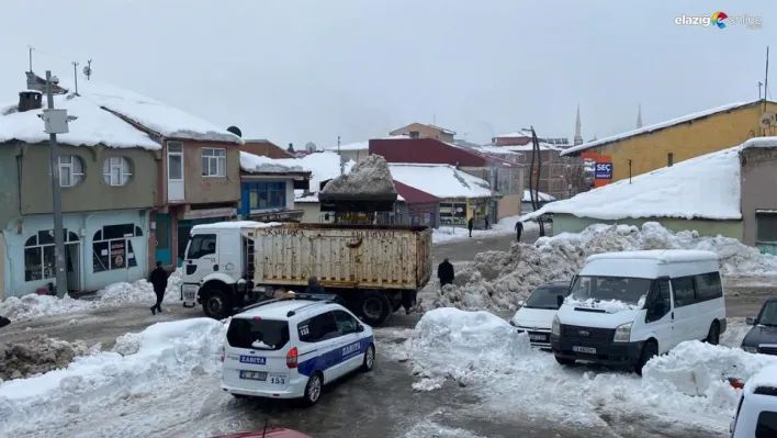 Karlıova'da ilçe dışına bin kamyon kar taşındı