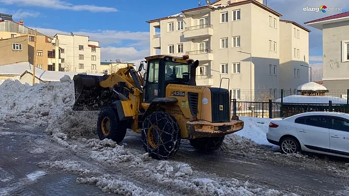 Karlıova'da karlar kamyonlarla ilçe dışına taşıyor