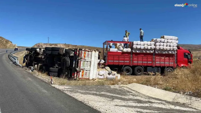 Karlıova'da saman yüklü kamyon devrildi