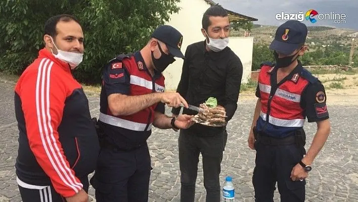 Kavga ihbarına giden jandarmaya pastalı kutlama