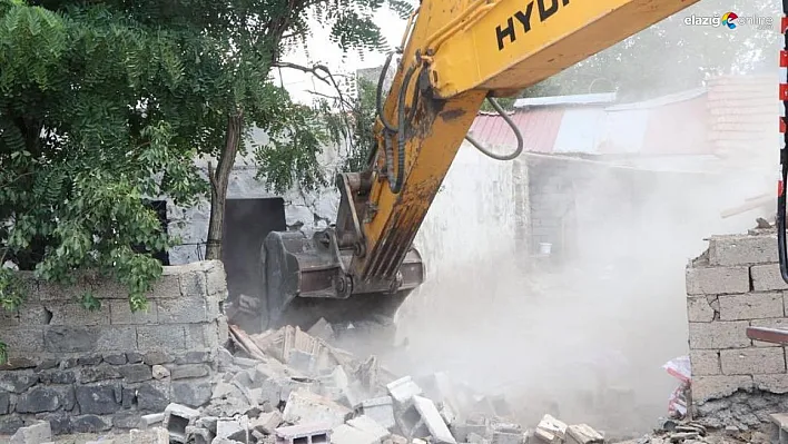 Kayapınar Belediyesi ağır hasarlı evlerin yıkımına başladı