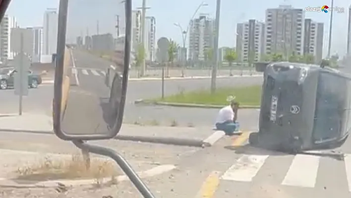 Kaza geçiren sürücü yan yatan kamyonetinin başında bekledi