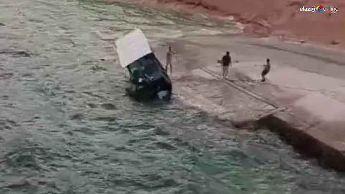 Kıyıdaki tekne rüzgarın etkisiyle suya gömüldü