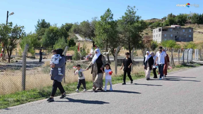 Kızları ve eltisiyle Narin'in mezarını ziyaret eden yaşlı kadın gözyaşı döktü