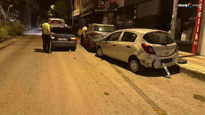 Elazığ'da trafik kazası: Kontrolden çıkan araç park halindeki iki araca çarptı