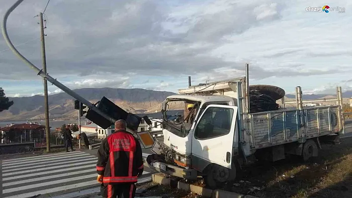 Kontrolden çıkan kamyon refüje çıktı: 1 yaralı